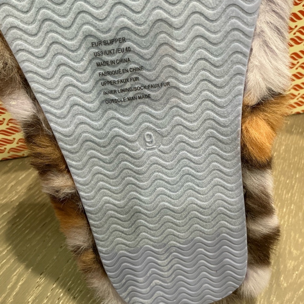 New in box- Fabletics lavender & brown fuzzy slippers sz 9 - Picture 3 of 4